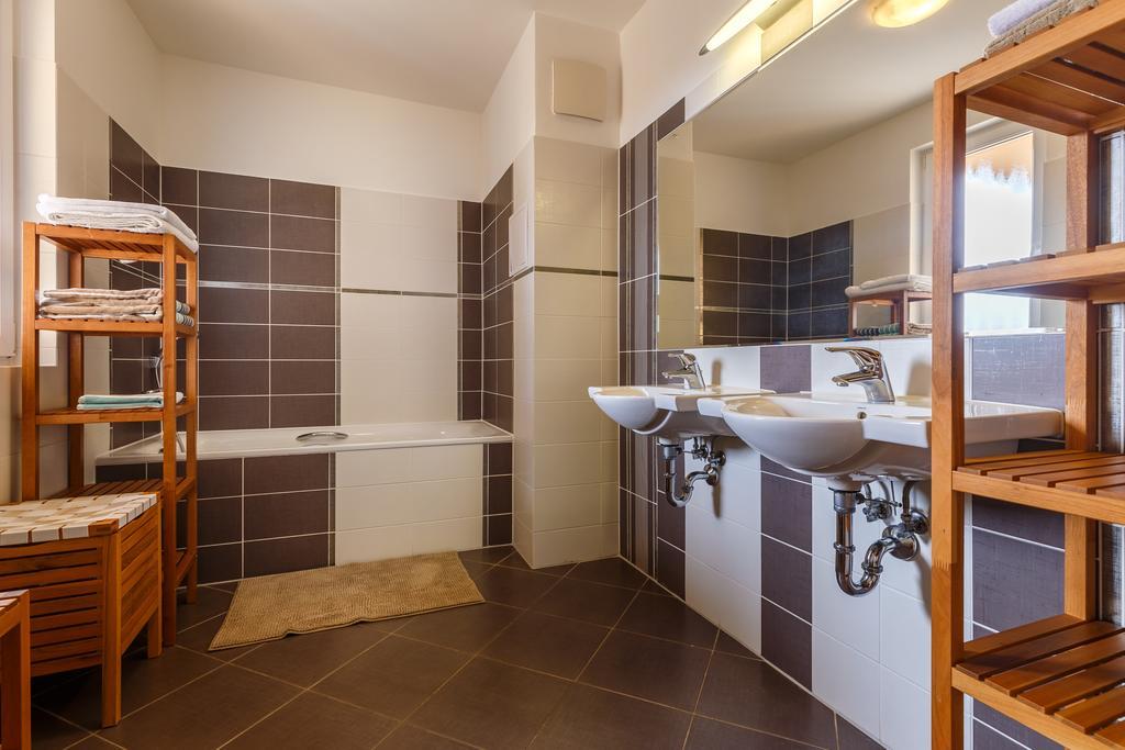 Modern Apartment with 2 bedrooms Karlsbad Buitenkant foto